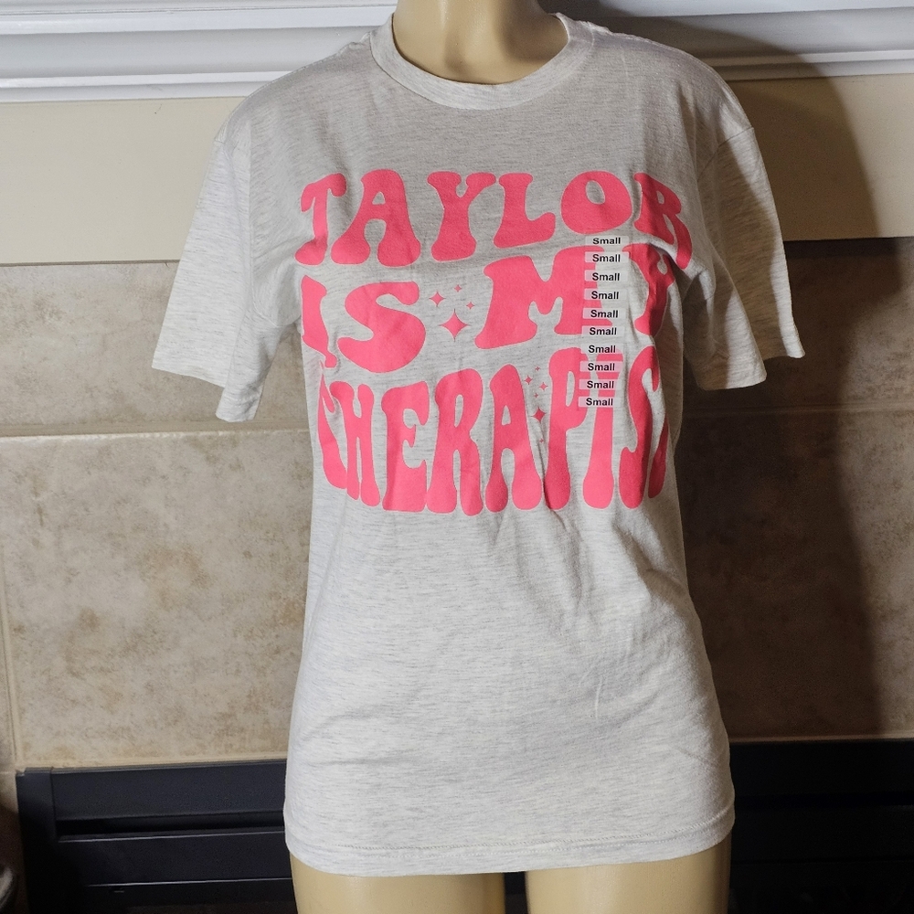 NWT. 'Taylor Is My Therapist' Light Gray Unisex T-shirt. Size Small Taylor Swift